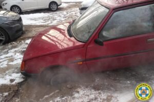 В Киеве два автомобиля провалились в яму из-за прорыва трубы (Фото)