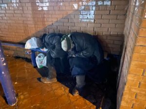 На автобусной остановке в Павлограде живут 2 пожилые женщины