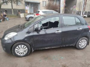 В Днепре на Победе разбили стекла нескольких автомобилей 