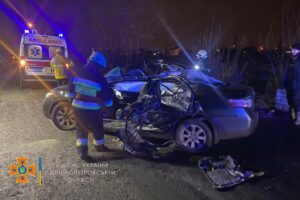 Под Днепром столкнулись две легковушки и микроавтобус: пострадали 5 человек