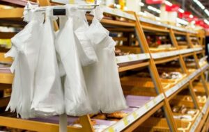 В Украине с 1 февраля подорожали пластиковые пакеты