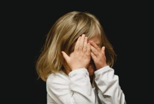 На Полтавщине мать бросила 5-летнюю дочь в холодном доме и уехала в столицу