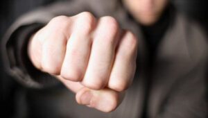 В Днепре на Кислородной неизвестные ударили и обокрали женщину