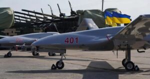 Возле острова Змеиный БпЛА Bayraktar уничтожил два российских катера (Видео)