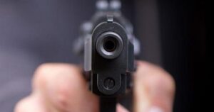 В Киеве мужчина стрелял по строителю из-за “затопления” квартиры