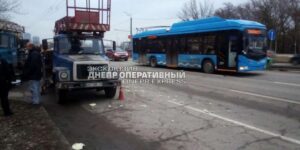 В Днепре грузовик протаранил автовышку: рабочие вылетели из люльки (Видео)