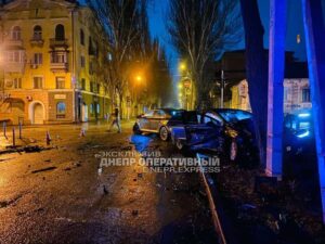 В Днепре легковушка снесла светофор после столкновения с авто