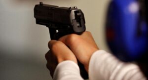 В Киеве курьер открыл огонь по охранникам жилкомплекса (Видео)