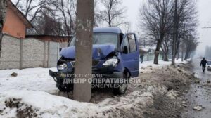 В Днепре на Хмельницкого микроавтобус влетел в столб: двое пострадали