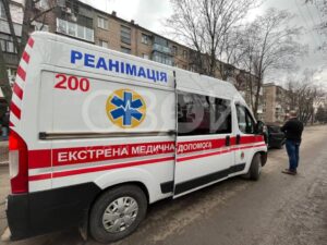 В Кривом Роге возле гимназии легковушка сбила первоклассника