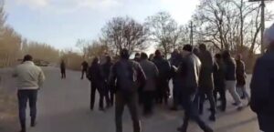 В Запорожской области мэр с горожанами остановили вражеский танк (Видео)