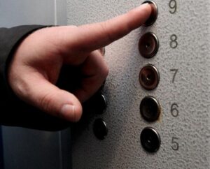 В Днепре на Победе местное ОСМД ввело проездные на лифт для борьбы с должниками