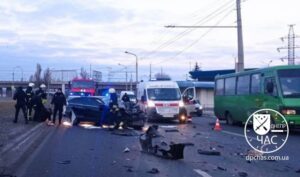 В Днепре легковушка влетела в грузовик: пострадала ее пассажирка (Фото)