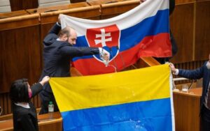 В словацком парламенте депутаты осквернили украинский флаг (Видео)