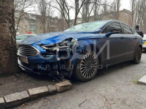 В Кривом Роге сбивший девушку водитель бросил авто и сбежал: позже он сдался полиции