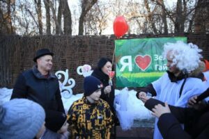 Импровизированный ЗАГС и вопросы от Амура: в Зеленом Гаю праздновали День влюбленных