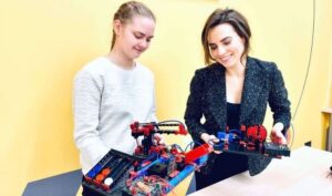 Юная днепрянка создала робота-санитара, который будет помогать медикам (Видео)