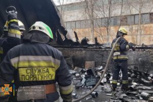 В Днепре на Артельной загорелся металлический ангар (Фото, видео)