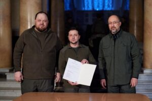 Президент Зеленский подписал заявку на членство Украины в ЕС (Фото)