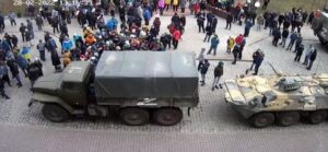 В Бердянске жители прогнали оккупантов от горсовета (Видео)