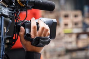 В аэропорту Днепра вооруженные мужчины напали на журналистов (Видео)