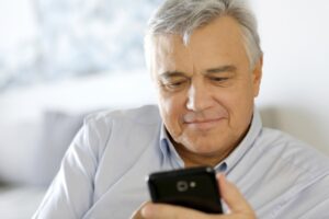 Вакцинированные граждане старше 60 лет бесплатно получат смартфоны