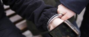В Каменском посреди улицы ограбили мужчину с инвалидностью