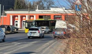 В Днепре на Титова автобус заблокировал движение электротранспорта