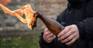 На Николаевщине 78-летний мужчина поджег вражеский “Град” коктейлем Молотова