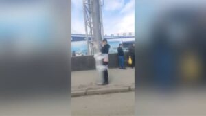 В Днепре возле автовокзала примотали к столбу мародера со спущенными штанами