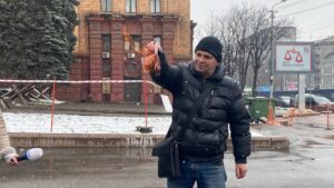 Хочет защищать украинцев от оккупантов: россиянин сжег свой паспорт в центре Днепра