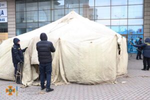 В Днепре возле ж/д вокзала установили дополнительные пункты обогрева