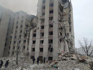 В Чернигове оккупанты нанесли авиаудар по общежитию: есть погибший