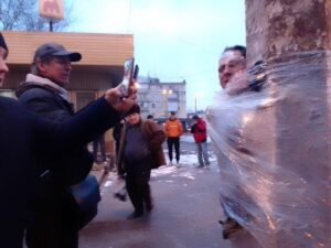 В Днепре возле станции метро “проспект Свободы” мародера примотали к столбу