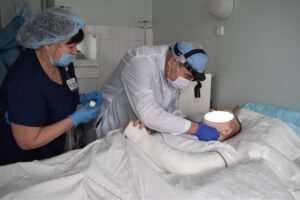 В больнице Мечникова спасли тяжело раненную девушку с перерезанным горлом