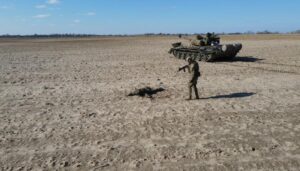 “Русские сдаются, еще и с техникой!”: оккупант отдал танк украинским военным