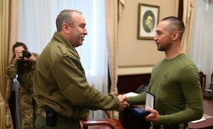 Автор фразы о русском военном корабле вернулся из плена и был награжден (Фото, видео)