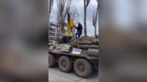В Херсоне митингующие захватили БТР оккупантов