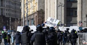 Украинцев, проживающих в Москве, вызывают в полицию для проверки телефонов