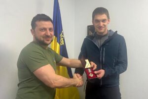 Освобожденного из плена оккупантов мэра Мелитополя наградили орденом “За мужество” III степени (Фото)