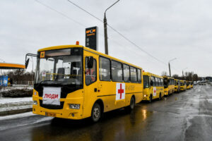 Днепровские маршрутчики вывозят людей из Мариуполя