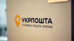 “Русский военный корабль, иди на#уй!”: украинцы выбирают новую марку “Укрпочты”