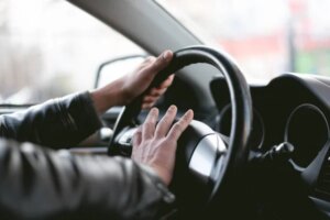 В случае воздушной тревоги просигналить 5 раз: автомобилистов Днепра просят сообщать другим водителям об опасности