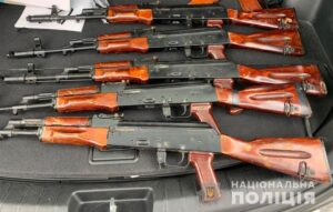 В Днепре задержали мужчину, перевозившего в легковушке оружие и боеприпасы (Фото, видео)
