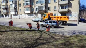 В Днепре коммунальные службы проводят весеннюю уборку