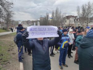 Жители Мелитополя вышли на протест против российских оккупантов (Видео)