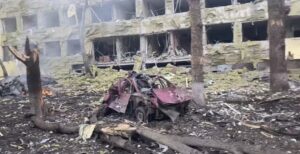 В Мариуполе оккупанты уничтожили роддом и детскую больницу: есть жертвы (Фото, видео)