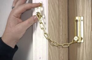 В Днепре и области фейковые коммунальщики пытаются проникать в дома и квартиры