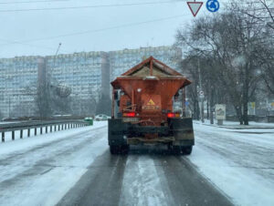 Дороги Днепра посыпают противогололедной смесью