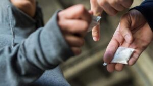 В Днепре задержали сбытчицу наркотиков и изъяли товар на десятки тысяч гривен (Видео)